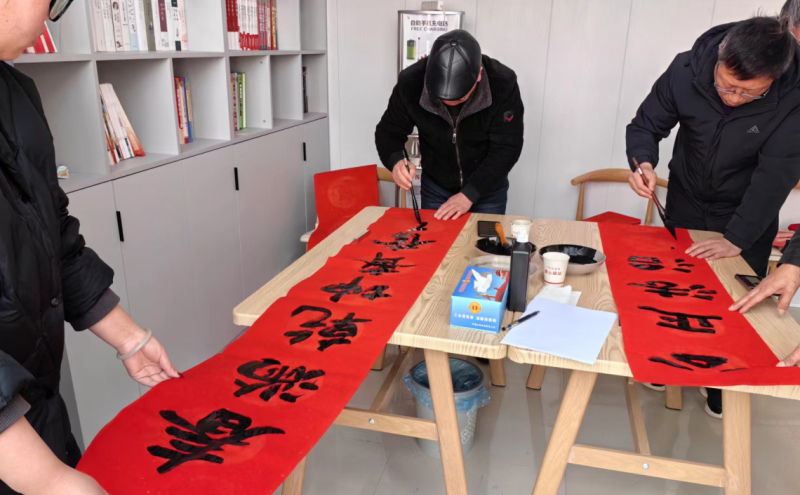 石龙区总工会举行“送万福 进万家” 书法公益活动