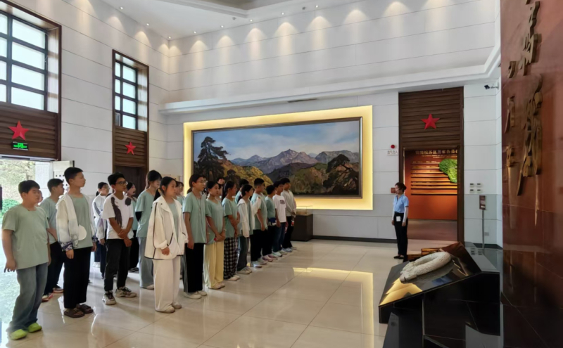 营员们认真聆听讲解