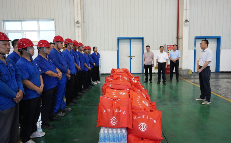 河南省总工会副主席刘雪峰到江河公司慰问一线员工