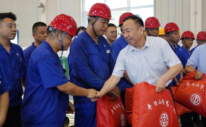 河南省总工会副主席刘雪峰到江河公司慰问一线员工
