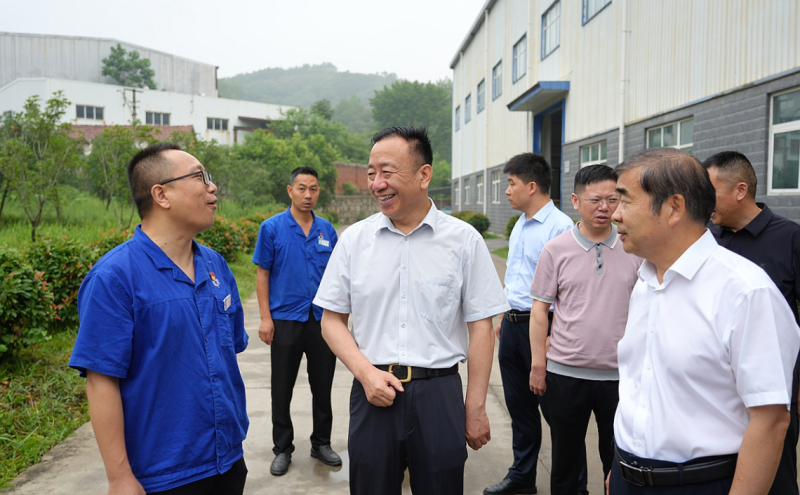 河南省总工会副主席刘雪峰到江河公司慰问一线员工