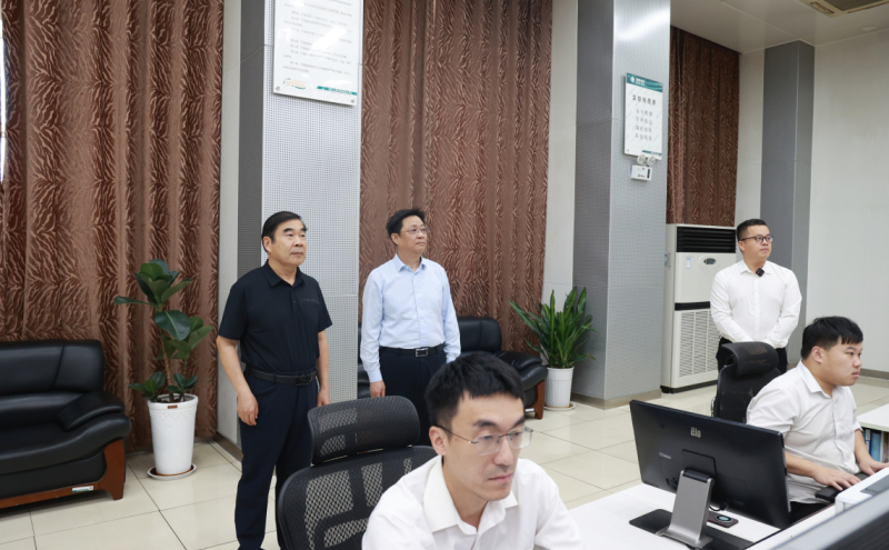 荆建刚主任一行在电力调度控制中心了解迎峰度夏、电力保供情况