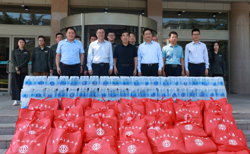 荆建刚主任一行为职工送上防暑降温大礼包