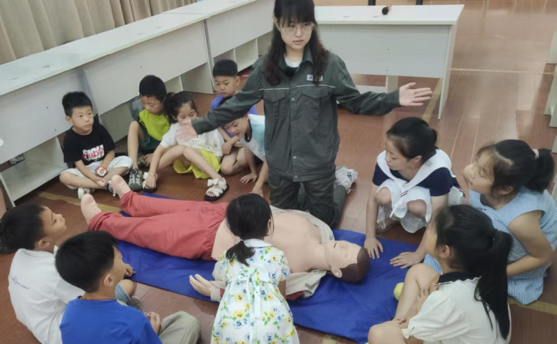 举办“‘电’亮童年‘电’亮未来”暑假托管班圆满落幕