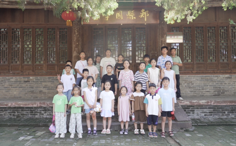 举办“‘电’亮童年‘电’亮未来”暑假托管班圆满落幕