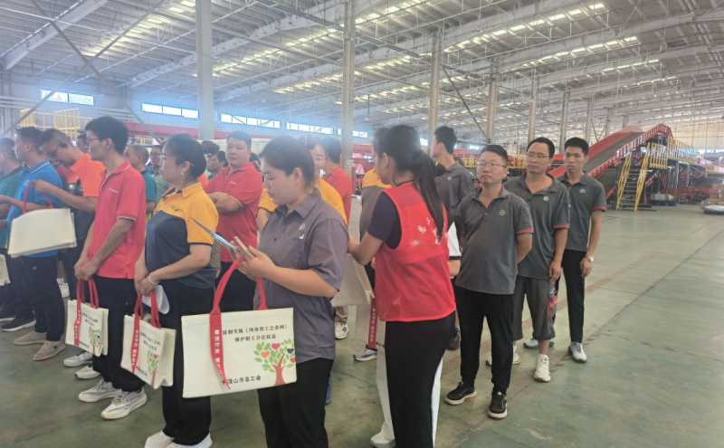 为新业态劳动者发放法律宣传资料