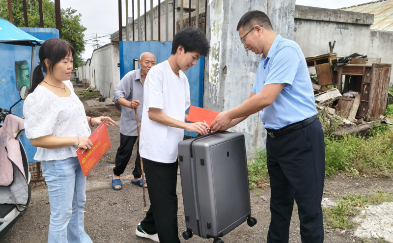 “金秋助学”活动