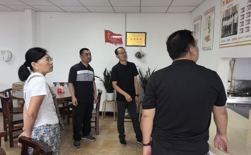 新华区总工会排查工会驿站和环卫工人免费早餐情况