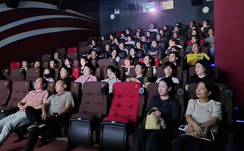 新华区总工会组织基层工会观看《南京照相馆》