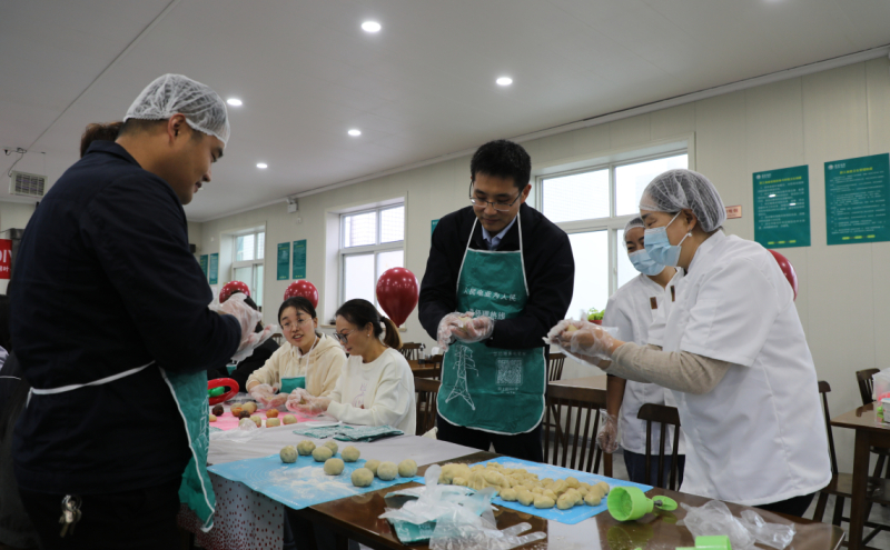 国网叶县供电公司开展2025年“情满中秋 礼赞国庆”巧手制月饼DIY活动