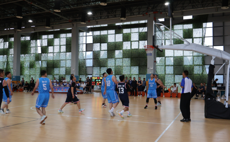 篮球比赛精彩瞬间