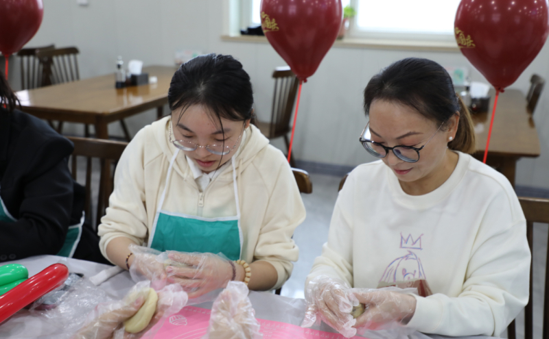 国网叶县供电公司开展2025年“情满中秋 礼赞国庆”巧手制月饼DIY活动