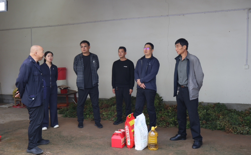 到帮扶村李口镇闫集村开展“迎双节 送关爱”走访慰问活动