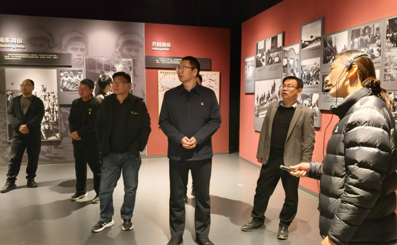 参观中原解放纪念馆