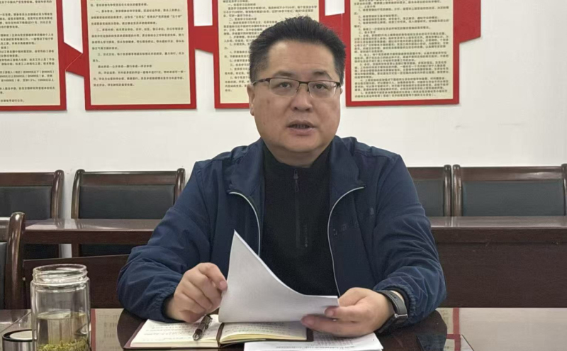 县总工会党组书记刘岳主持会议并讲话