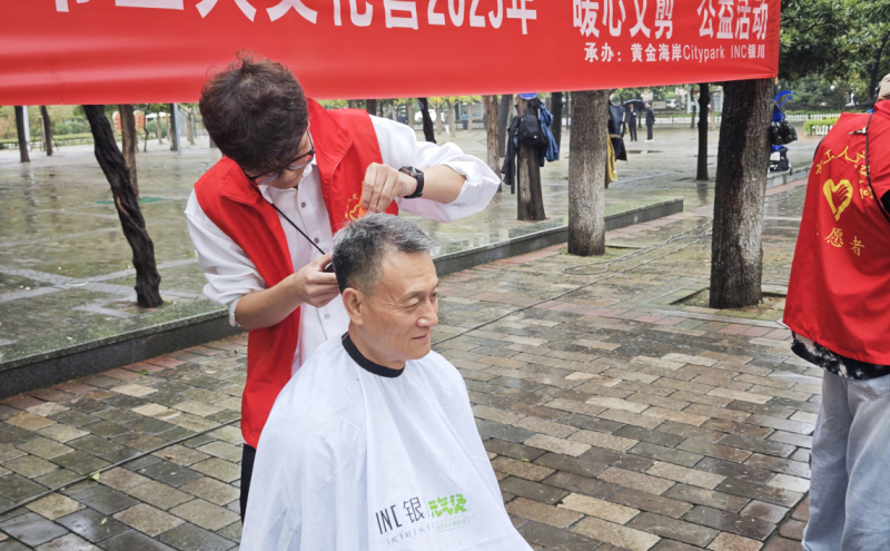 志愿者们为市民群众理发