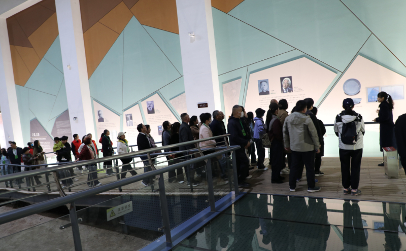 在清凉寺汝官窑遗址展示馆