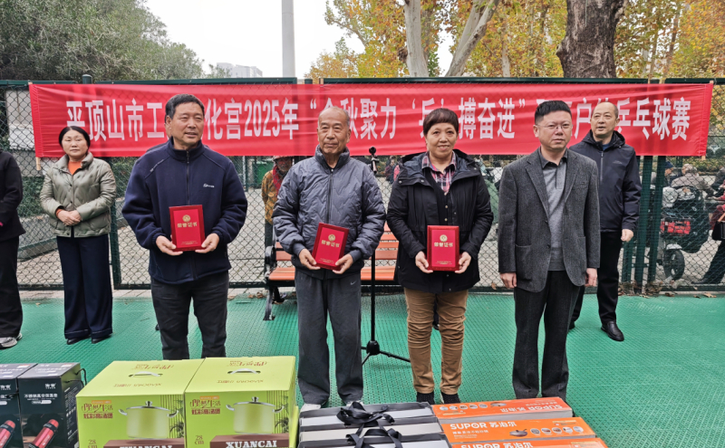 杨国利为获奖选手颁发证书