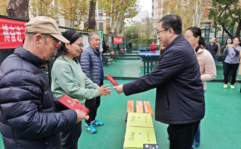 市工人文化宫主任、党支部书记为获奖选手颁发证书